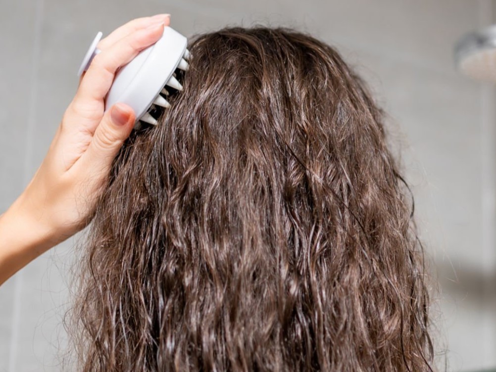 массаж кожи головы массажной щеткой