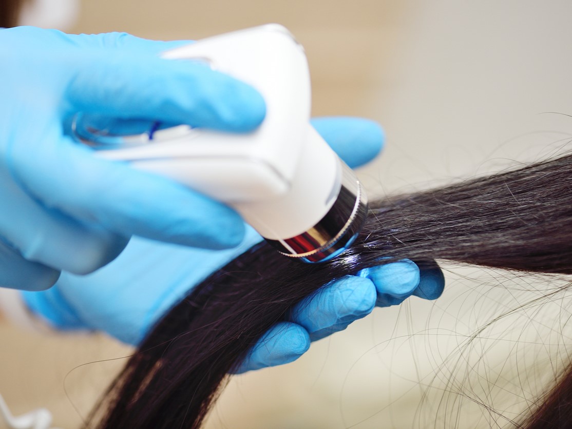 трихолог оценивает пористость волос