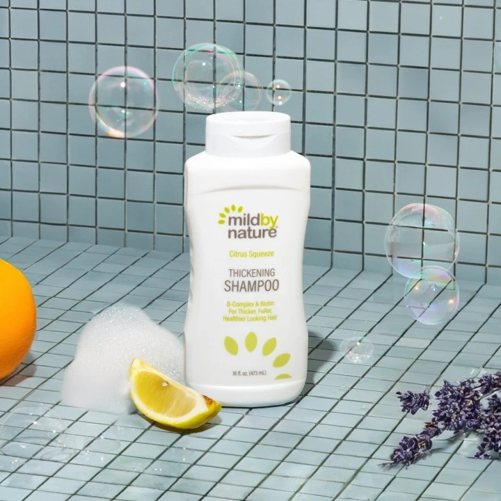 Cytrusowy szampon na gęstość włosów z B-kompleksem, biotyną i aloesem, Mild By Nature