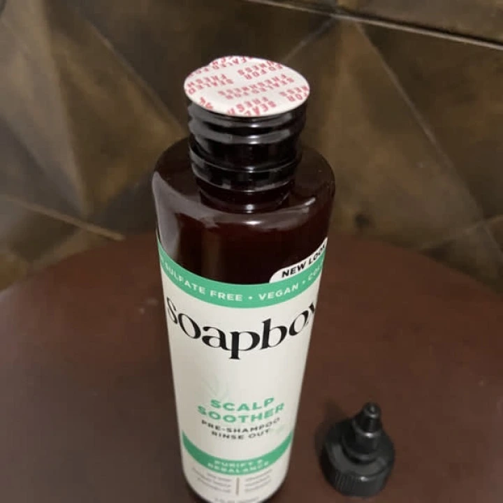 Łagodzące serum do skóry głowy z drzewa herbacianego, witaminami B3, B5, C, E, Soapbox