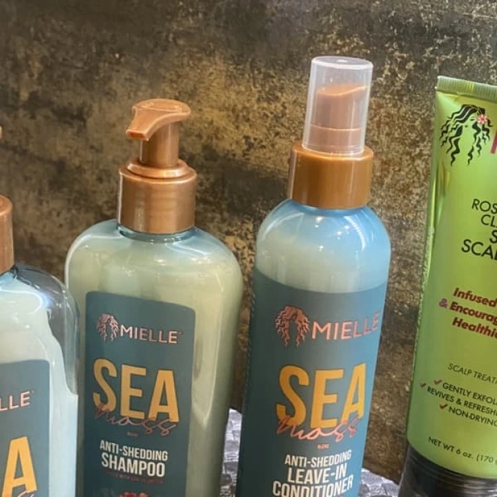 Шампунь от выпадения и АГА с морским мхом, Сереноа, алоэ, розмарином, Mielle