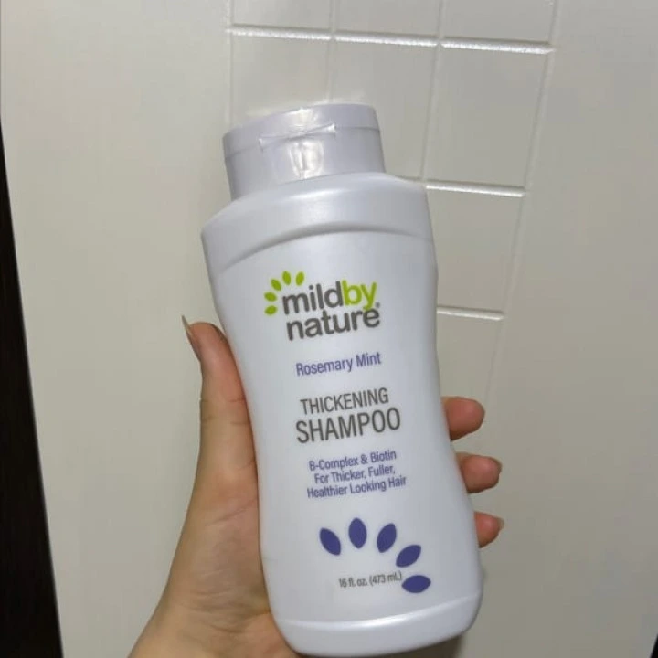 Шампунь для густоты волос с B-комплексом, розмарином, мятой, алоэ, Mild By Nature