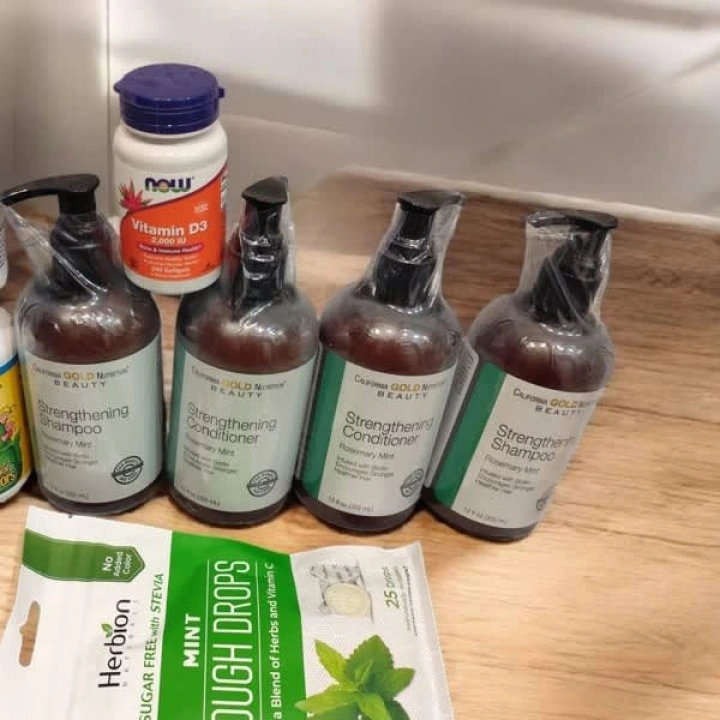 Шампунь для укрепления корней с биотином, розмарином, мятой, В5, California Gold Nutrition
