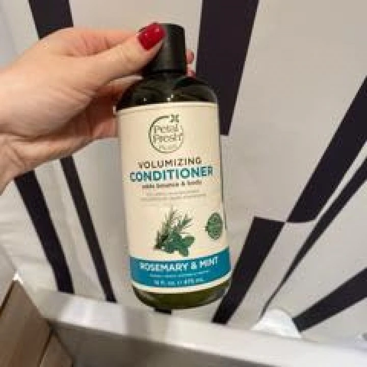 Кондиционер для объема с розмарином, мятой, витамином Е и В5, Petal Fresh