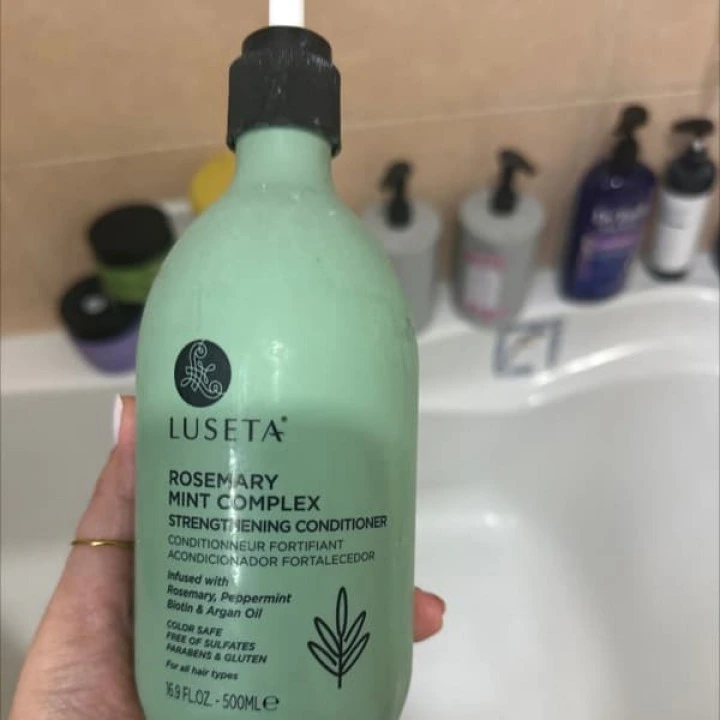 Укрепляющий корни волос кондиционер с розмарином, мятой, биотином, Luseta Beauty