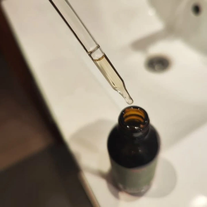 Olej do wzmacniania cebulek włosów z rozmarynem, miętą, krzemem, B7, C, E, D, Mielle