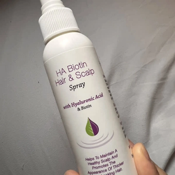 Spray przeciw wypadaniu włosów z biotyną, cynkiem i kwasem hialuronowym, Hyalogic LLG