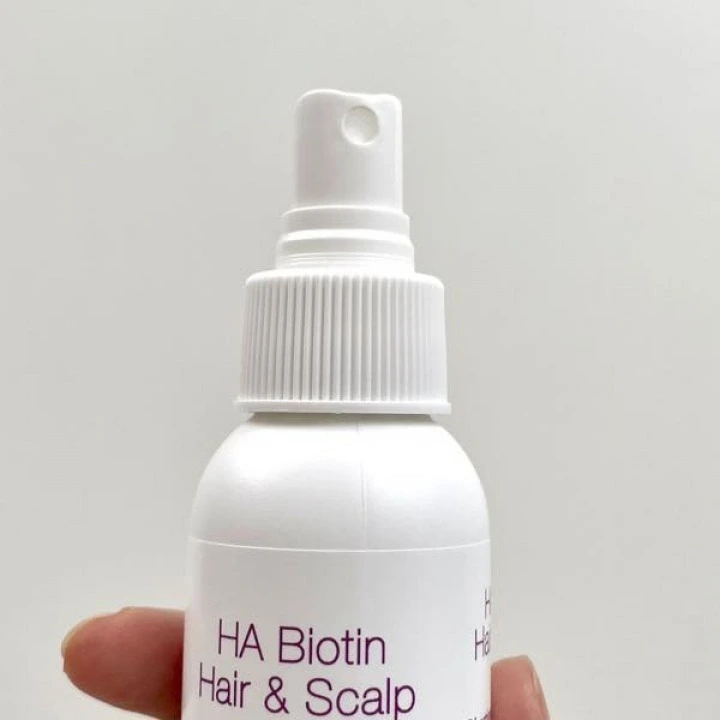 Spray przeciw wypadaniu włosów z biotyną, cynkiem i kwasem hialuronowym, Hyalogic LLG