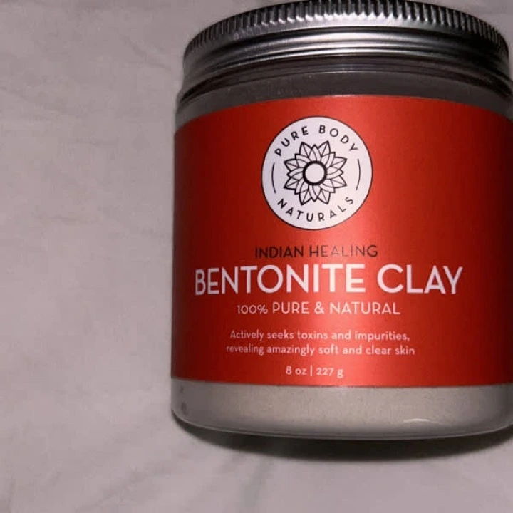 Lecznicza glinka bentonitowa do oczyszczania i odżywiania skóry głowy, Pure Body Naturals
