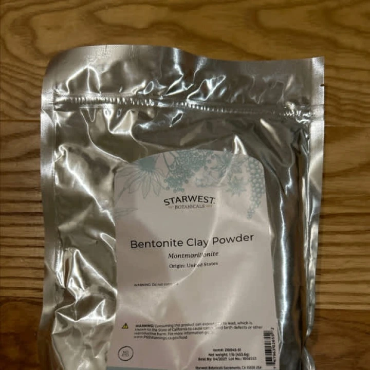 Bentonitowa glinka sodowa do głębokiego oczyszczania skóry głowy, Starwest Botanicals