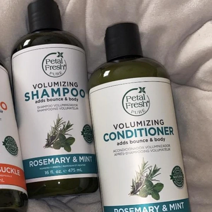 Шампунь с розмарином, мятой для повышения густоты и объема волос, Petal Fresh