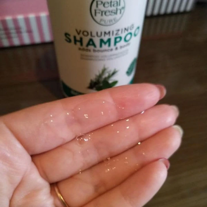 Шампунь с розмарином, мятой для повышения густоты и объема волос, Petal Fresh